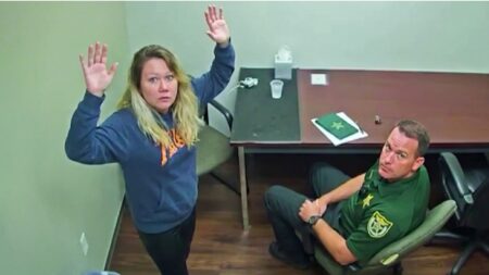Mom Sends Her 16-Year-Old Daughter to Machete Her Husband’s Side Chick Mom Sends Her 16-Year-Old Daughter to Machete Her Husband’s Side Chick